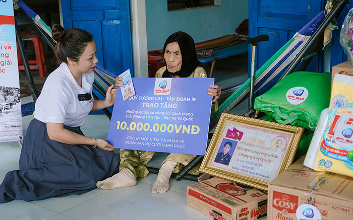 Biểu tượng email hỗ trợ của Vin77, nơi bạn có thể gửi các câu hỏi chi tiết về nhà cái cá cược và các dịch vụ.